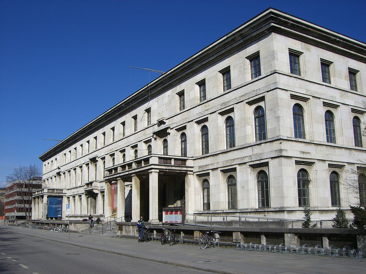1200px-München_-_HS_für_Musik_und_Theater.jpg